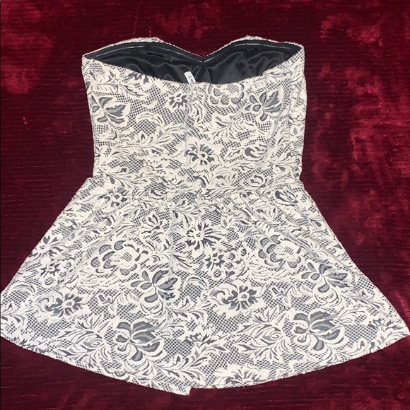 Classy Print Strapless Fitted Top - Picture 6 of 9